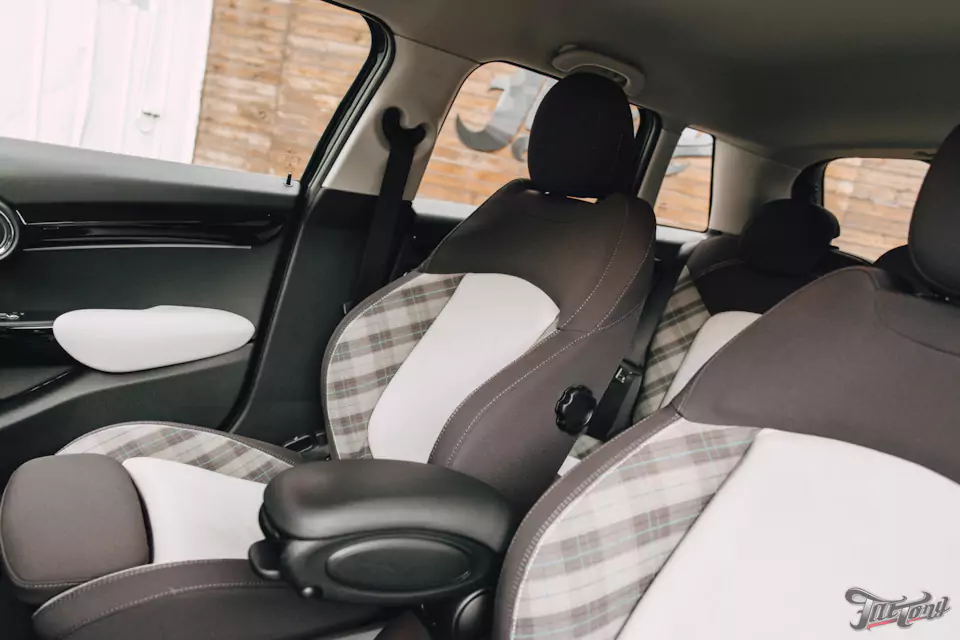 Оклеили Mini Cooper цветным полиуретаном, заменили хромированные детали, окрасили диски и суппорта, выполнили комплекс детейлинг-услуг и техническое обслуживание